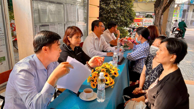 Người dân chú ý lắng nghe các quy định pháp luật về TGPL.