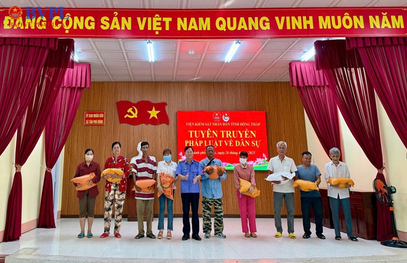  Kết hợp quà tặng cho người dân tại các buổi tuyên truyền phổ biến pháp luật.