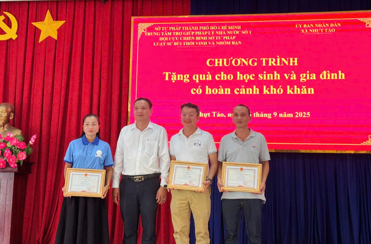 Đại diện chính quyền địa phương Trao thư cám ơn cho Đoàn công tác