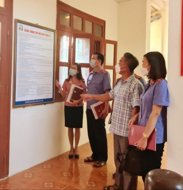 Đoàn kiểm tra thực hiện kiểm tra thực tế việc niêm yết bảng thông tin và hộp tin TGPL tại Viện Kiểm sát nhân dân thành phố Bắc Kạn