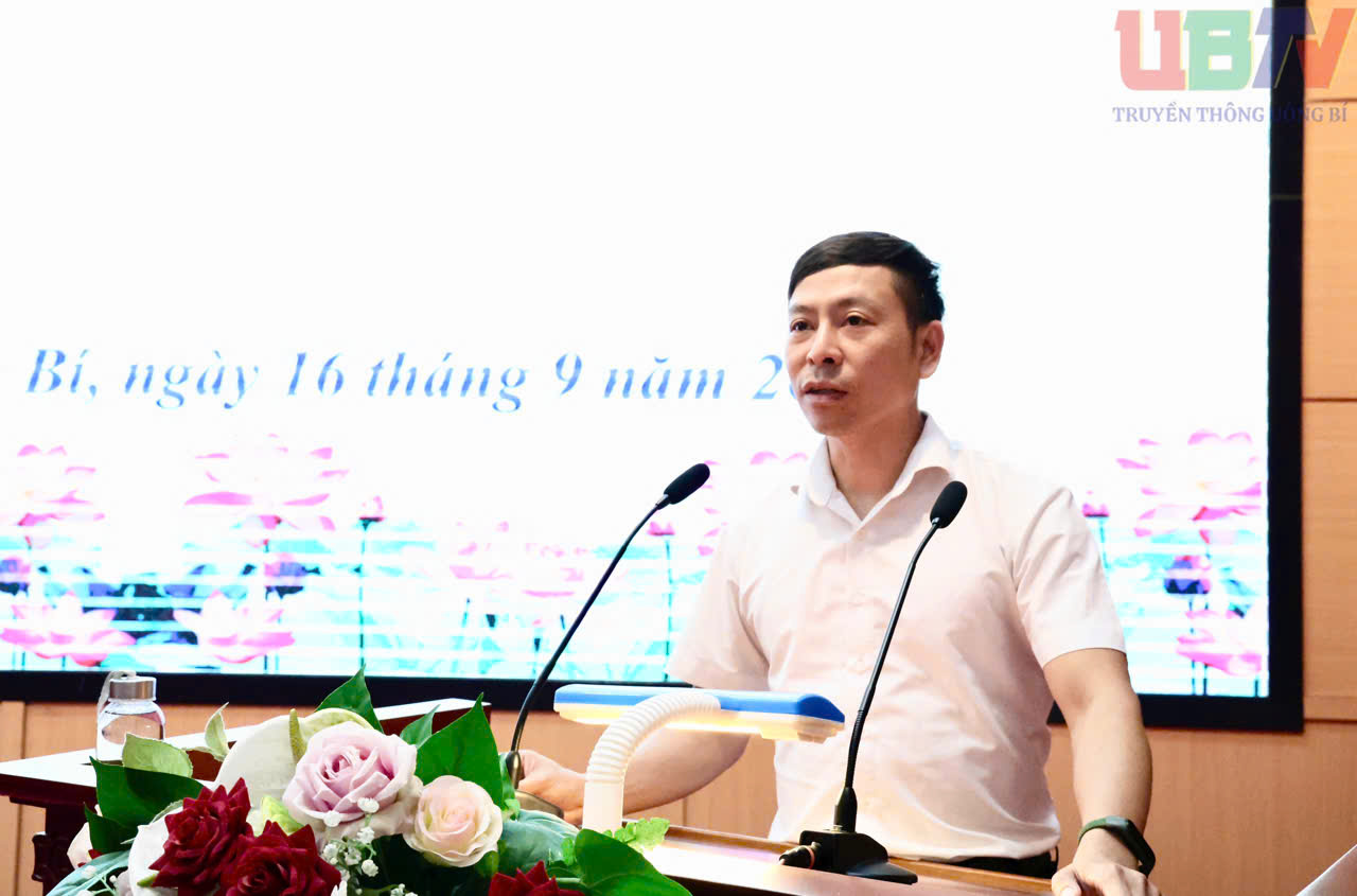 Báo cáo viên thông tin các nội dung tại hội nghị.