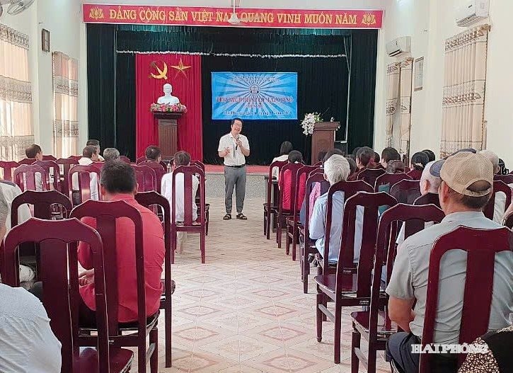 Trợ giúp viên pháp lý Trung tâm Trợ giúp pháp lý nhà nước thành phố Hải Phòng tuyên truyền về quyền lợi trợ giúp pháp lý cho người dân.