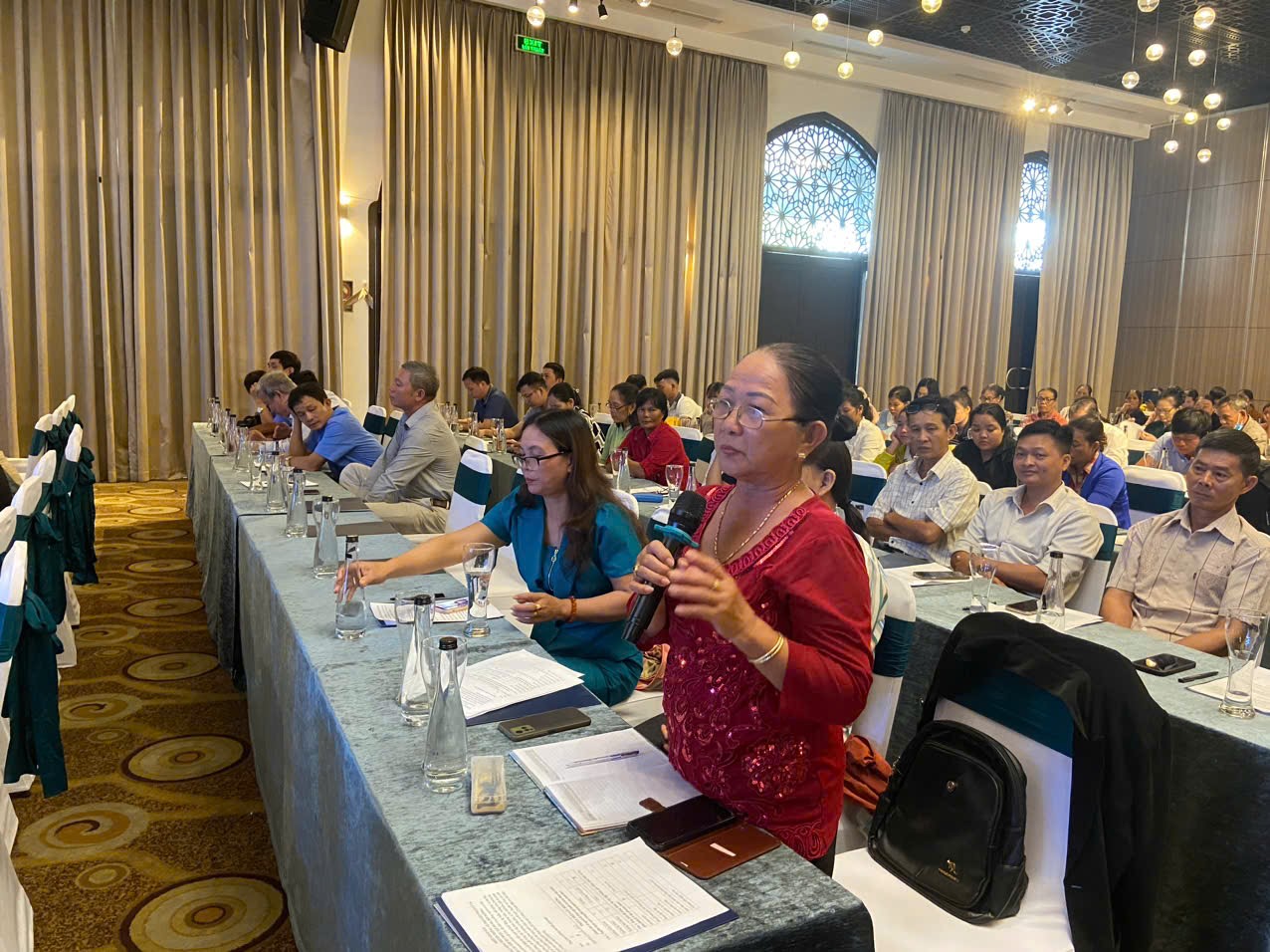 Các đại biểu trao đổi, thảo luận