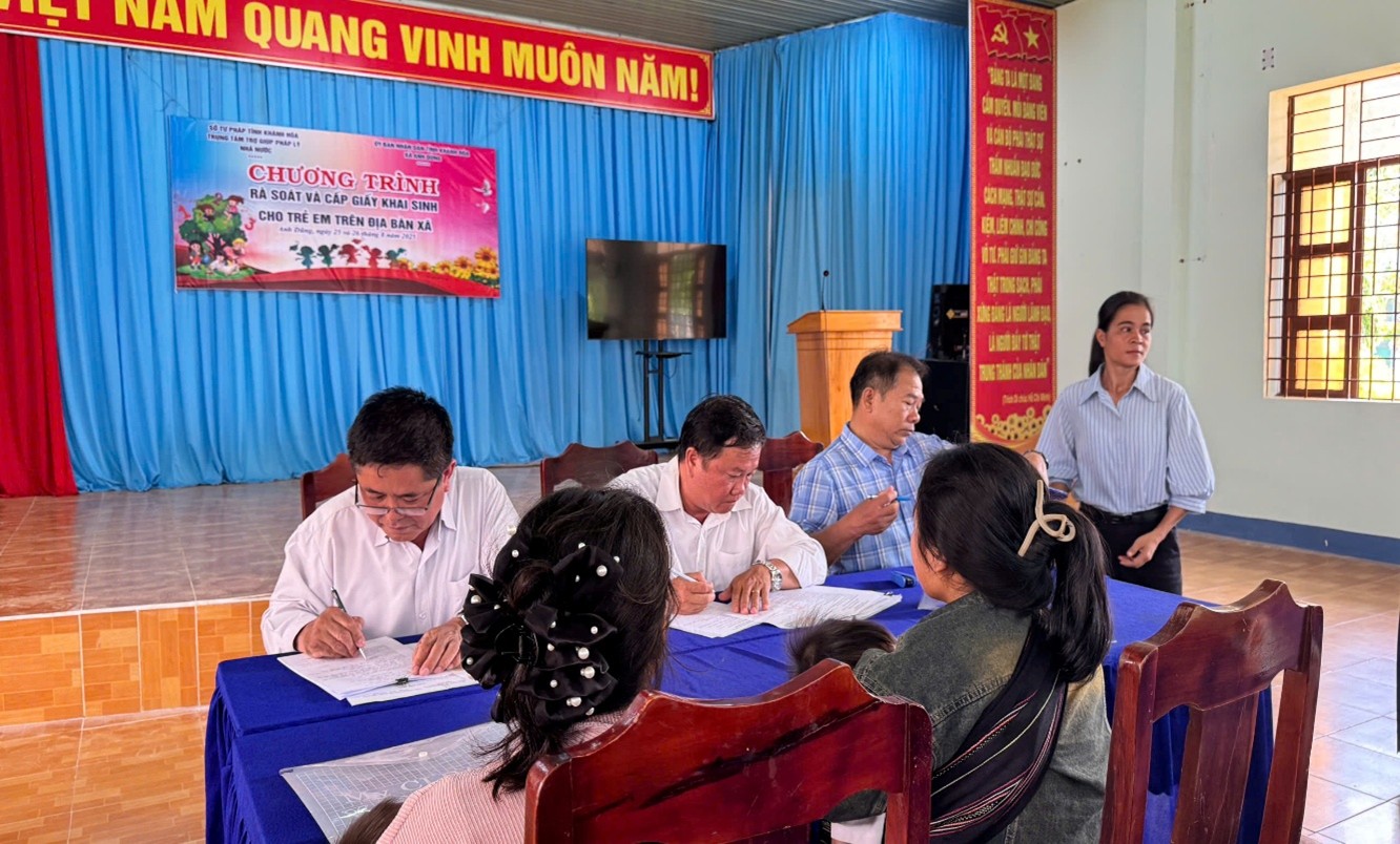 Hình ảnh: Cán bộ xã và Trợ giúp viên pháp lý trực tiếp hỗ trợ làm giấy khai sinh.