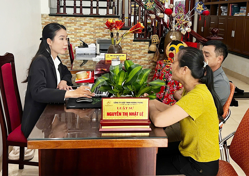 Luật sư tại Công ty Luật trách nhiệm hữu hạn Hoàng Phong (phường Bắc Giang) tư vấn cho người dân.