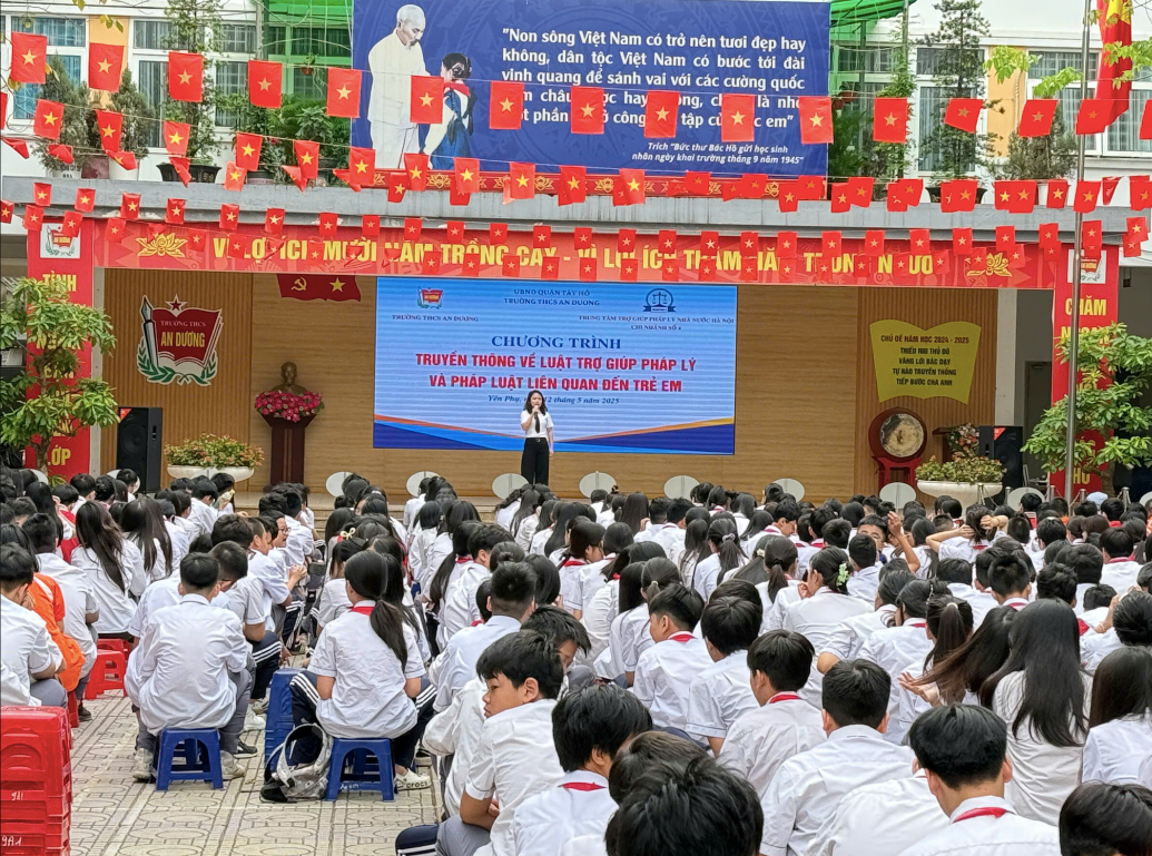 Trợ giúp viên pháp lý Trung tâm trợ giúp pháp lý Nhà nước TP Hà Nội tuyên truyền về Luật Trợ giúp pháp lý.