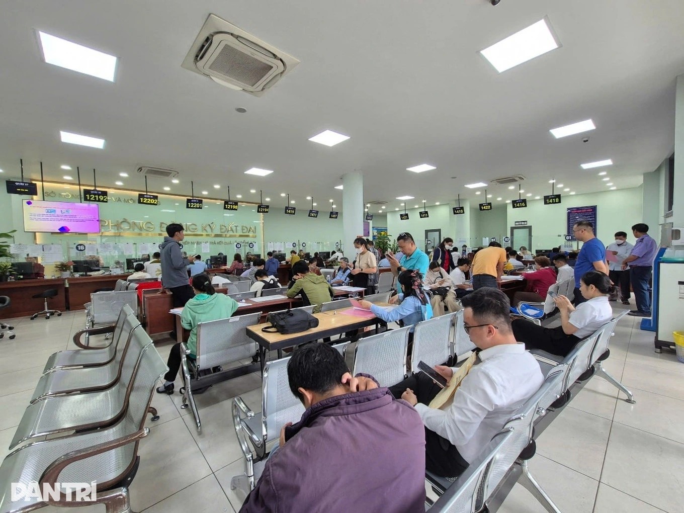 Người dân chờ đợi làm thủ tục nhà đất tại TPHCM (Ảnh: Khổng Chiêm).