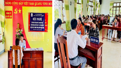 Hình ảnh: Các Đại biểu thôn Ma Rớ, xã Bác Ái Đông nhận quà khi trả lời đúng câu hỏi pháp luật