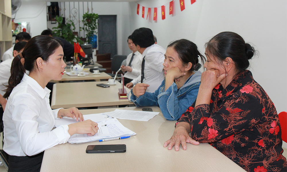 Luật sư tại Công ty Luật trách nhiệm hữu hạn Dân Trí ở phường Kinh Bắc tư vấn, trợ giúp pháp lý cho người dân.