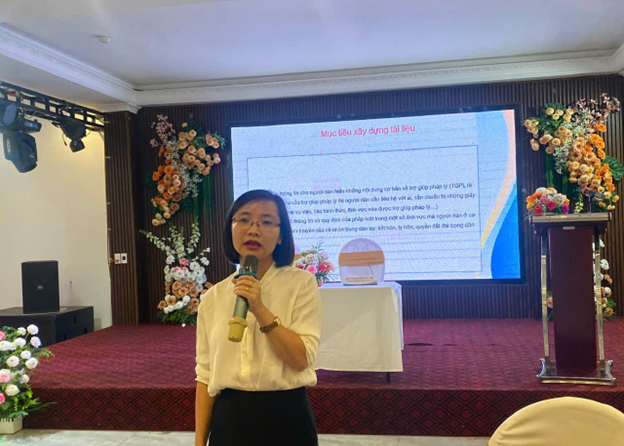 Báo cáo viên Trần Thị Ngân - Trưởng phòng nghiệp vụ,  Trung tâm trợ giúp pháp lý nhà nước số 2 tỉnh Phú Thọ