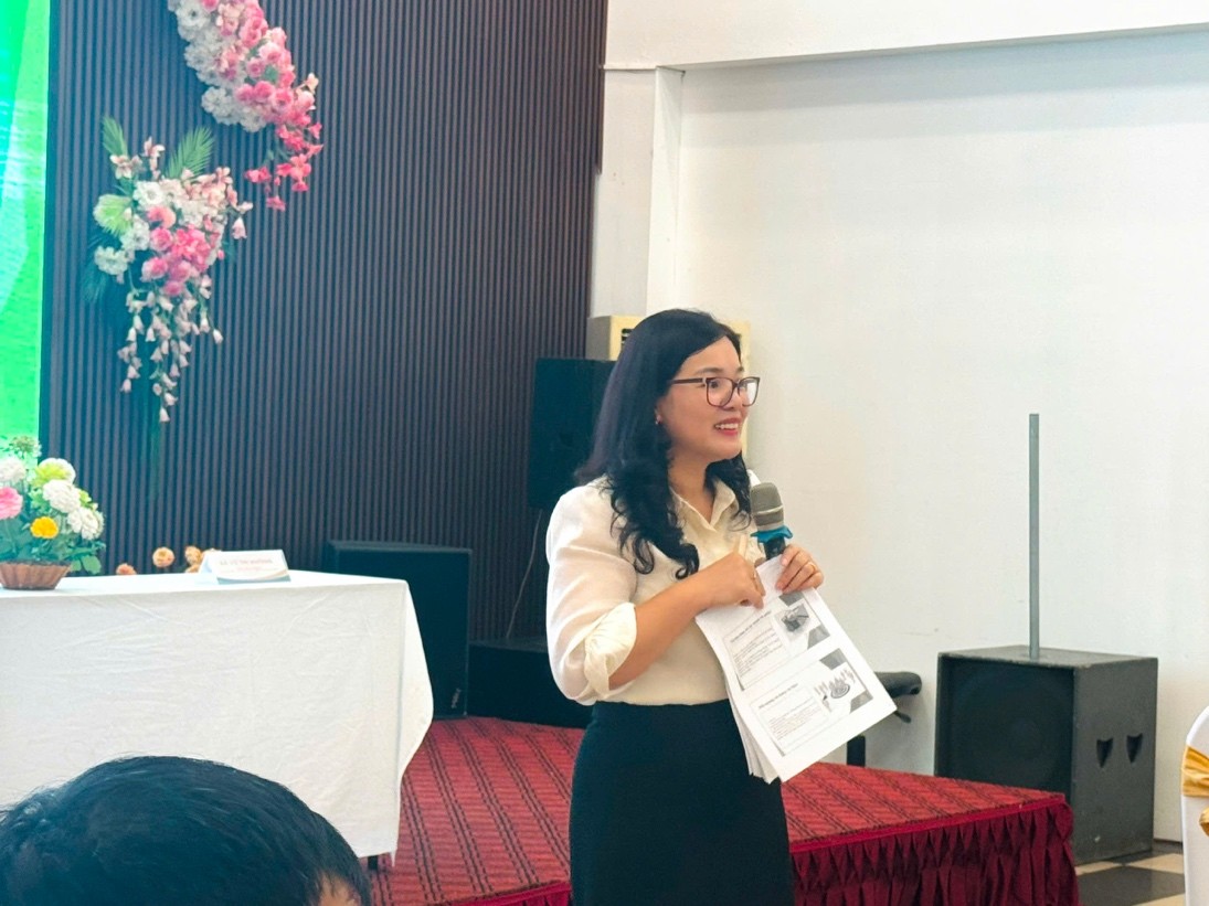 Bà Kim Hồng Thanh, Phó Giám đốc Trung tâm trợ giúp pháp lý nhà nước số 02 tỉnh Phú Thọ giảng dạy tại Hội nghị