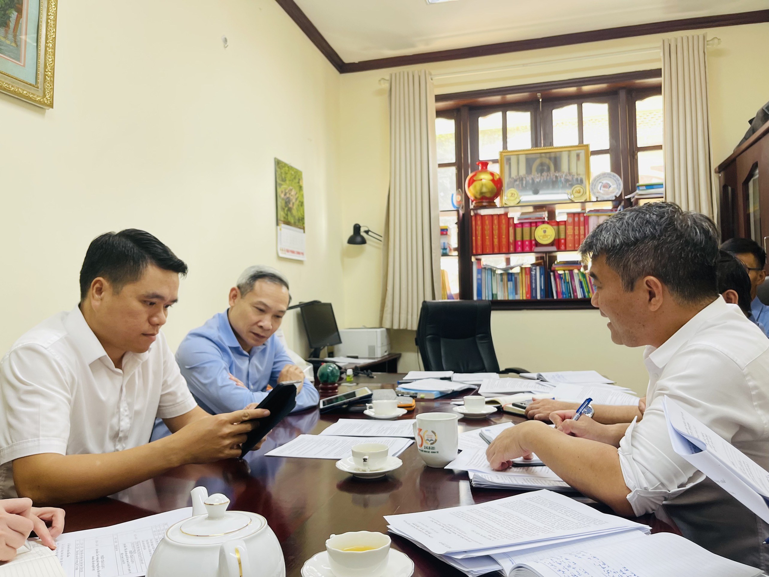 Đ/c Nguyễn Thanh Tú - Vụ trưởng Vụ Pháp luật dân sự - kinh tế, Bộ Tư pháp (phải) 