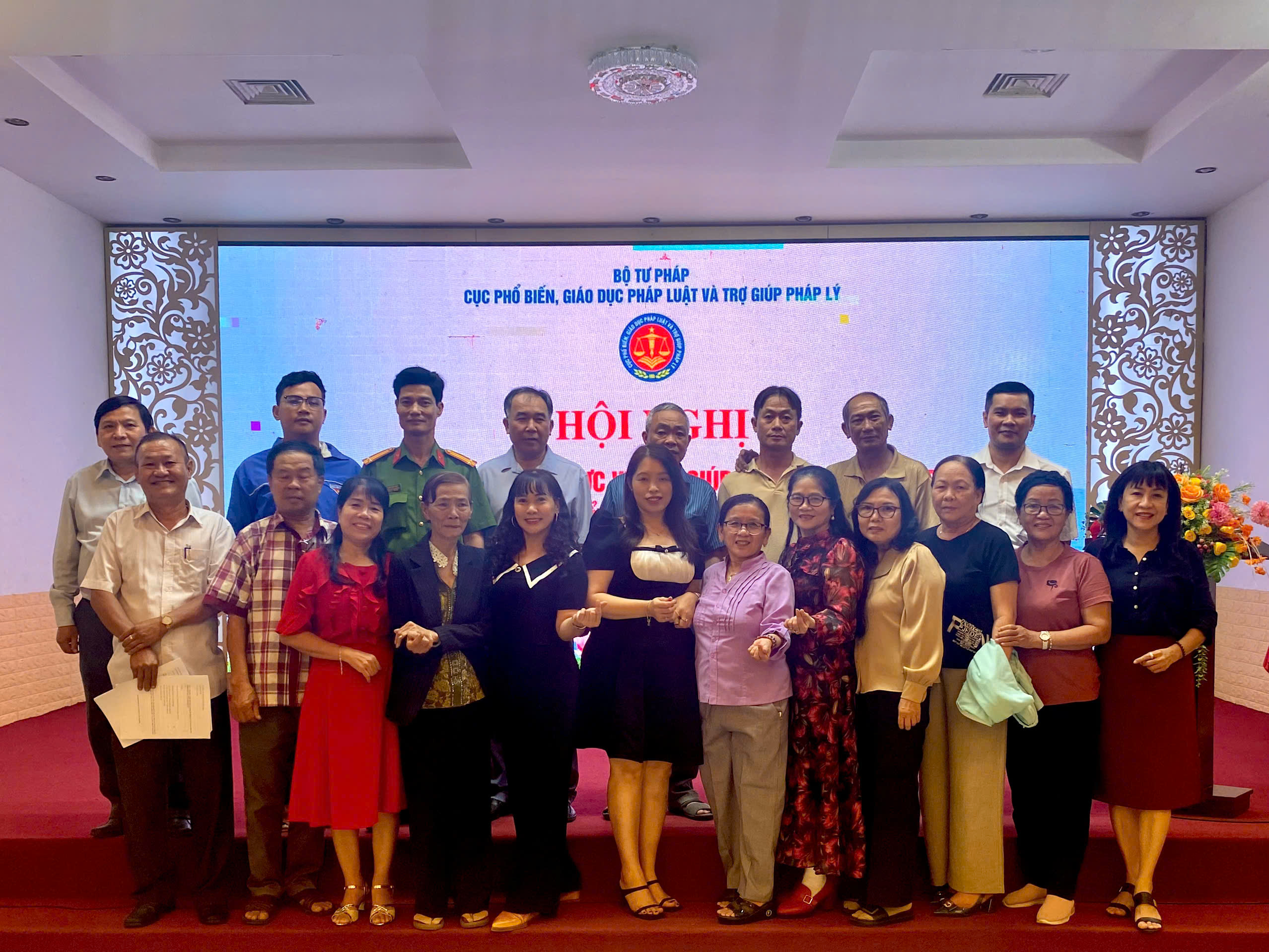 Đại biểu tham dự chụp ảnh cùng đoàn công tác