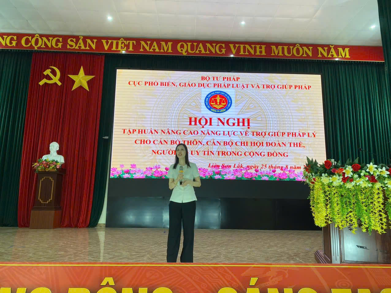 Bà Lê Thị Thu Hà, Chánh Văn phòng Cục Phổ biến, giáo dục pháp luật và Trợ giúp pháp lý tại Hội nghị tập huấn xã Liên Sơn Lắk