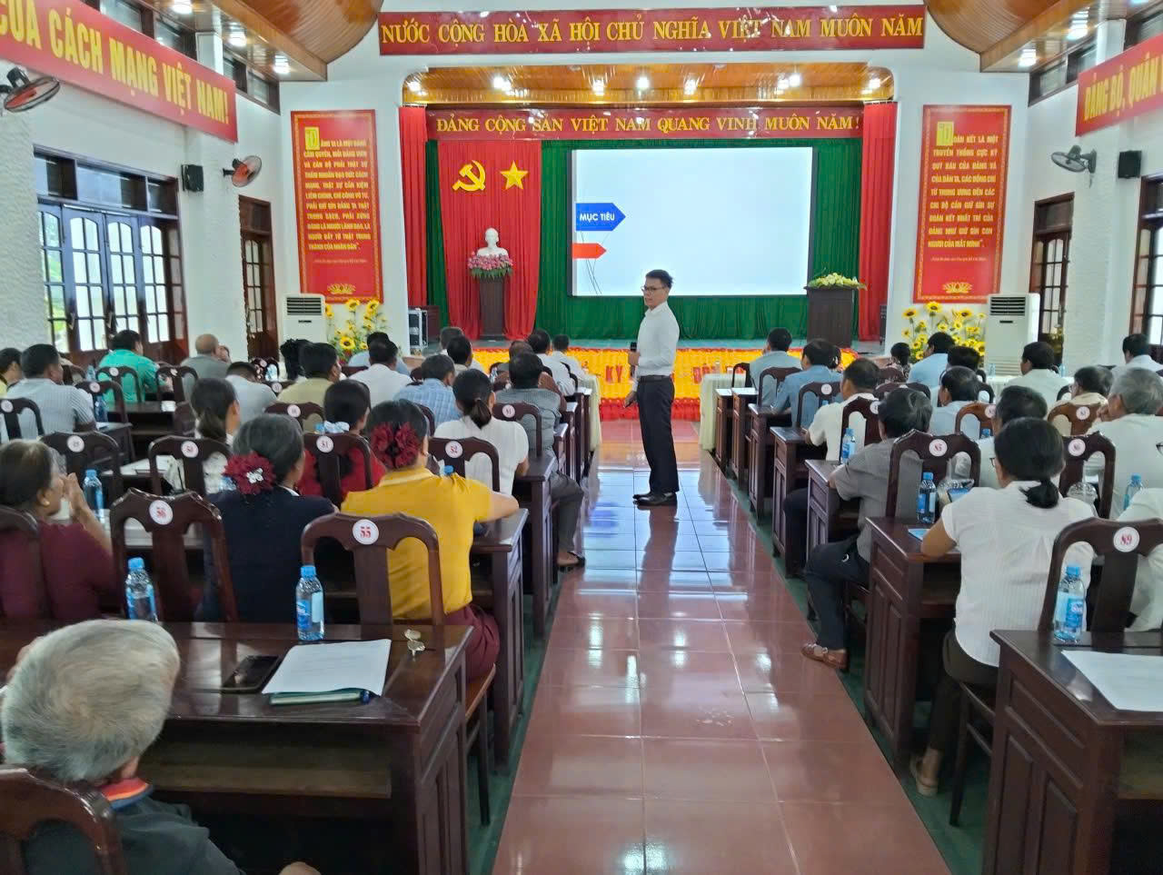 Ông Nguyễn Đắc Tuân, Tiến sỹ Luật, Giảng viên chính trường Đại học Luật Hà Nội tại Hội nghị tập huấn xã Ea Súp