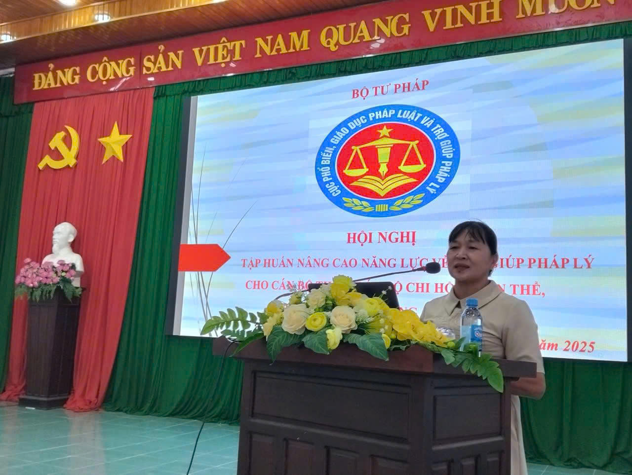 Bà Nguyễn Thị Thanh Nhung, Phó Chủ tịch thường trực Ủy ban nhân dân xã Ea Súp, tỉnh Đăk Lắk phát biểu tại Hội Nghị